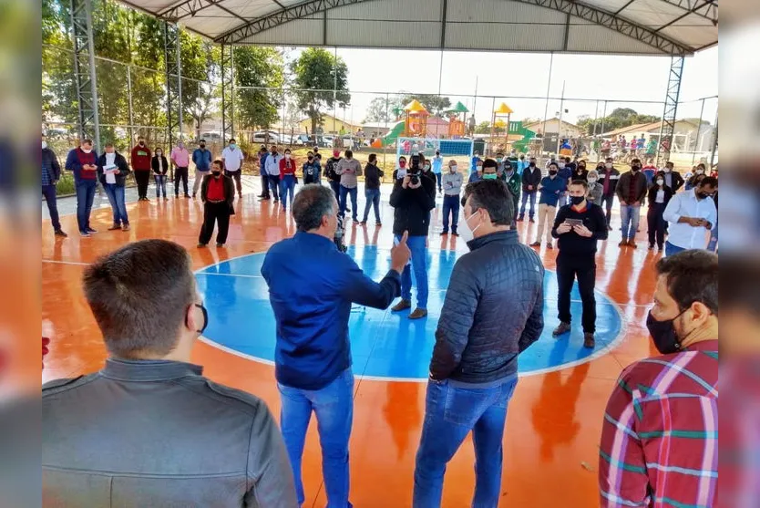 Faxinal inaugura quadra coberta e asfalto em dois conjuntos