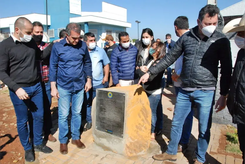 Faxinal inaugura quadra coberta e asfalto em dois conjuntos