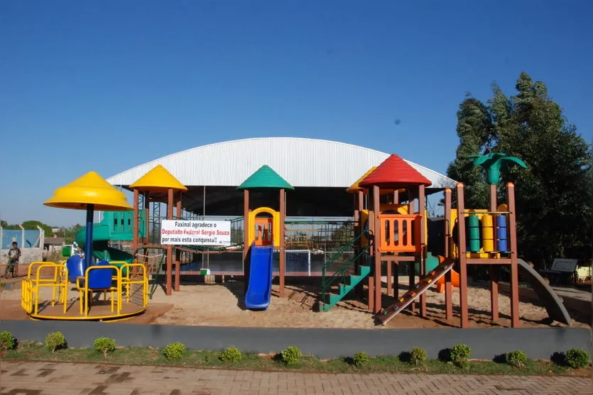 Faxinal inaugura quadra coberta e asfalto em dois conjuntos