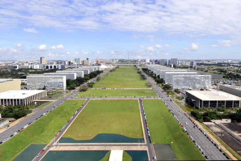 Forças Armadas desfilam com tanques em Brasília