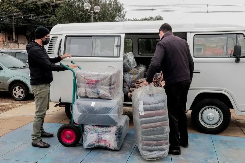 Frio: diocese de Apucarana doa cobertores para prefeitura