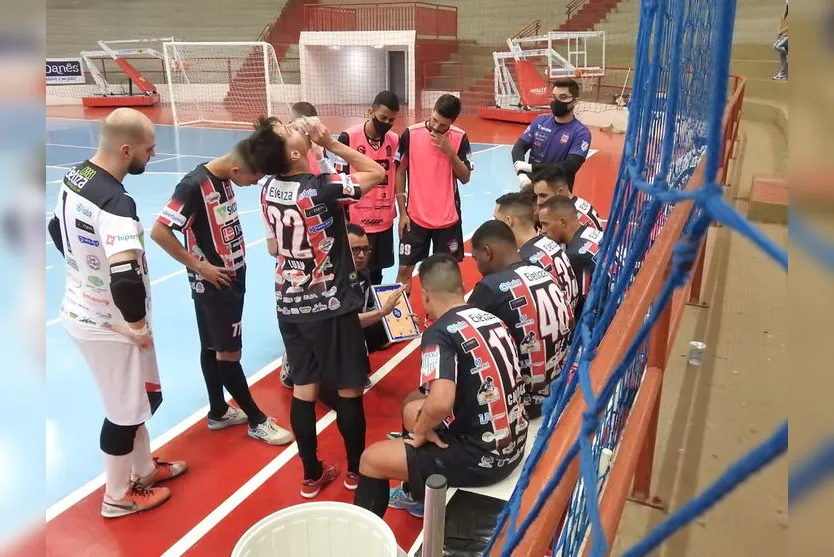 Futsal de Apucarana vence no feminino e masculino