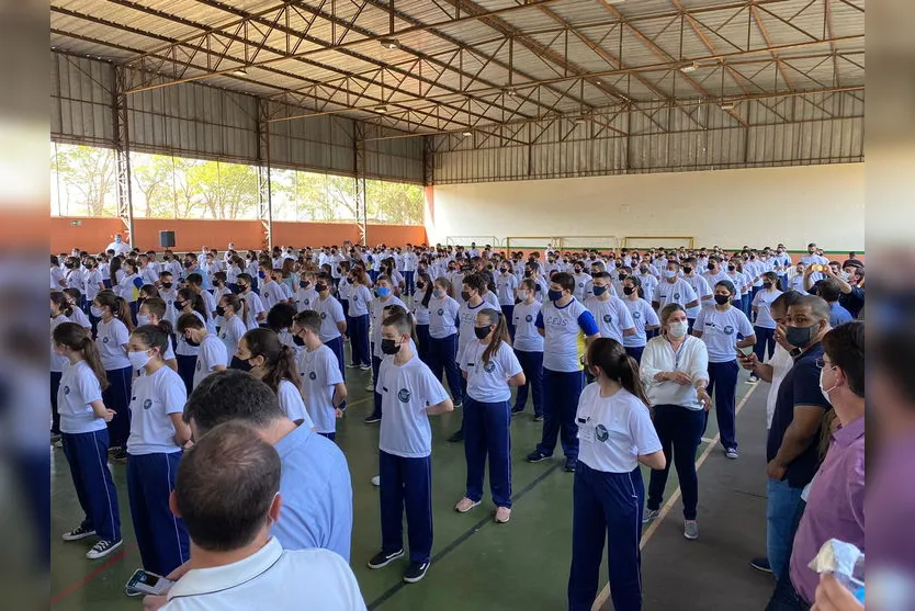 Governador entrega uniformes de colégio cívico-militar