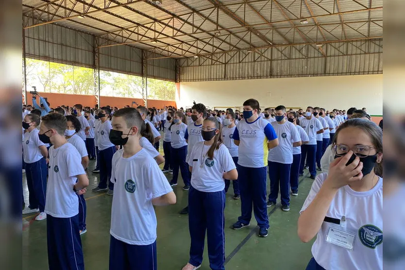 Governador entrega uniformes de colégio cívico-militar