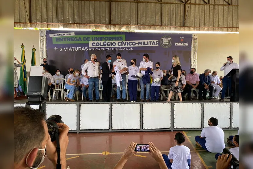 Governador entrega uniformes de colégio cívico-militar