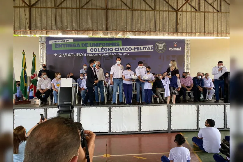 Governador entrega uniformes de colégio cívico-militar