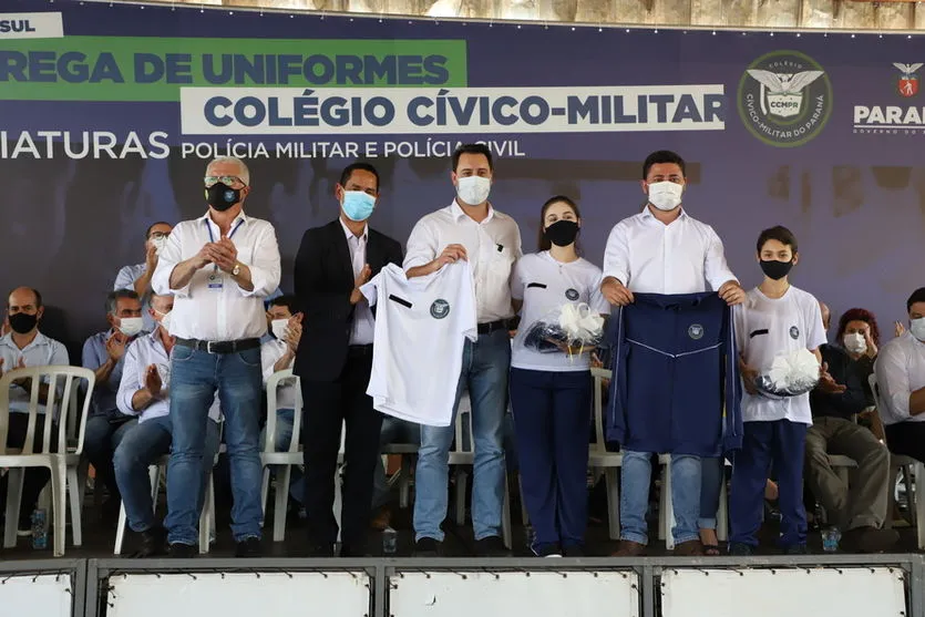Governador entrega uniformes de colégio cívico-militar