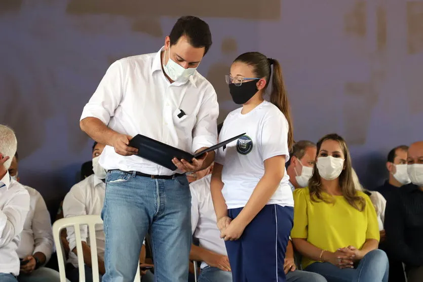 Governador entrega uniformes de colégio cívico-militar