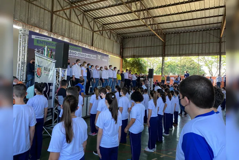 Governador entrega uniformes de colégio cívico-militar