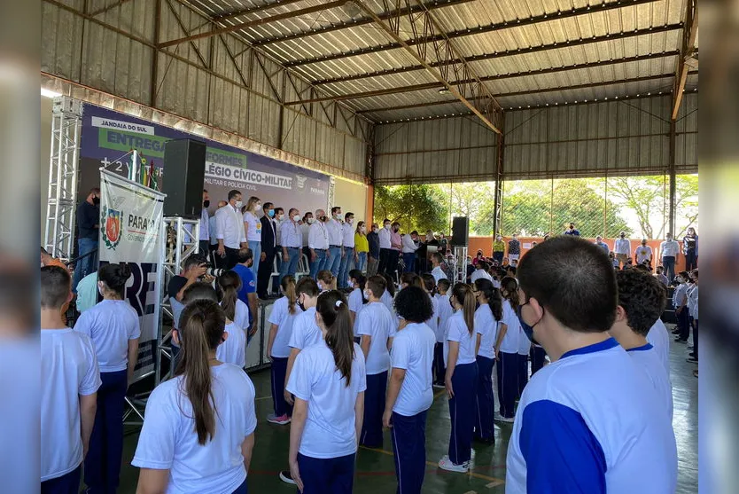 Governador entrega uniformes de colégio cívico-militar