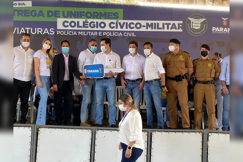 Governador entrega uniformes de colégio cívico-militar