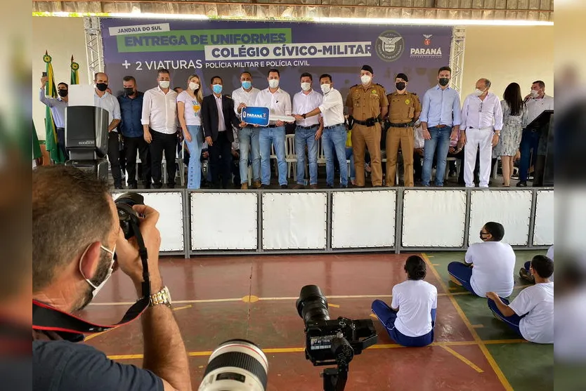 Governador entrega uniformes de colégio cívico-militar