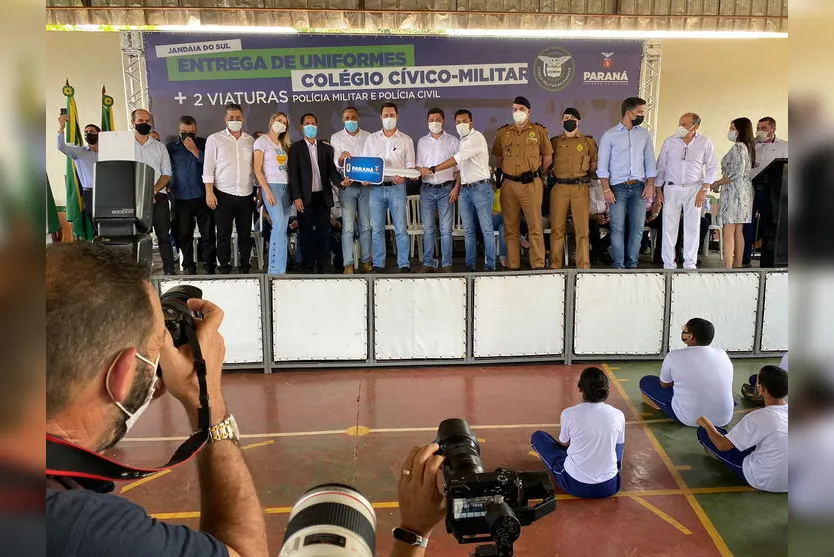 Governador entrega uniformes de colégio cívico-militar