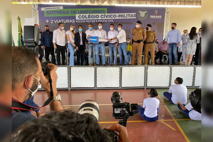 Governador entrega uniformes de colégio cívico-militar