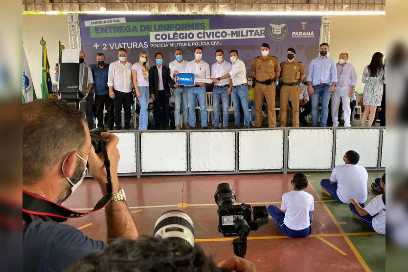 Governador entrega uniformes de colégio cívico-militar