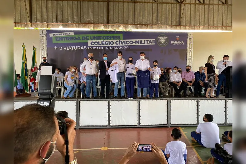 Governador entrega uniformes de colégio cívico-militar