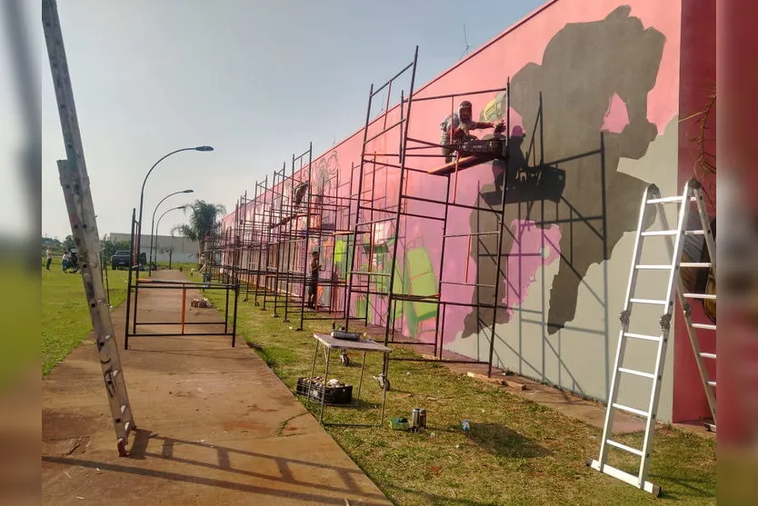Grafiteiros 'invadem' Praça CEU; entenda