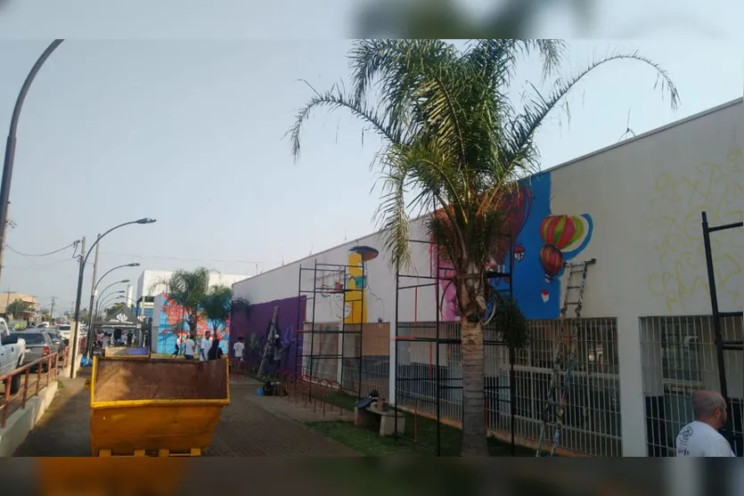 Grafiteiros 'invadem' Praça CEU; entenda
