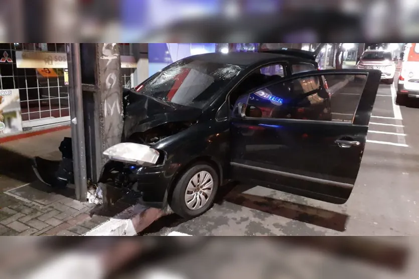 Grave acidente na madrugada deixa 3 feridos em Apucarana