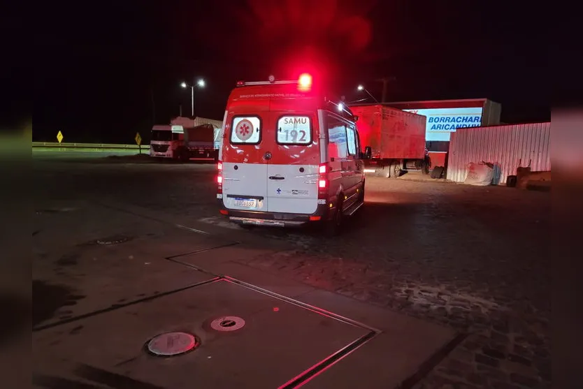 Homem é atropelado por caminhão em pátio de posto