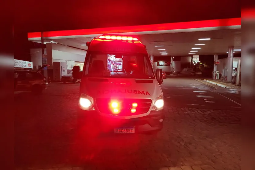 Homem é atropelado por caminhão em pátio de posto