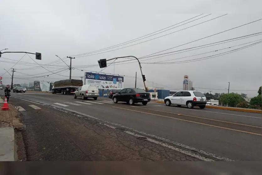 Idepplan repara semáforo atingido na Avenida Brasil