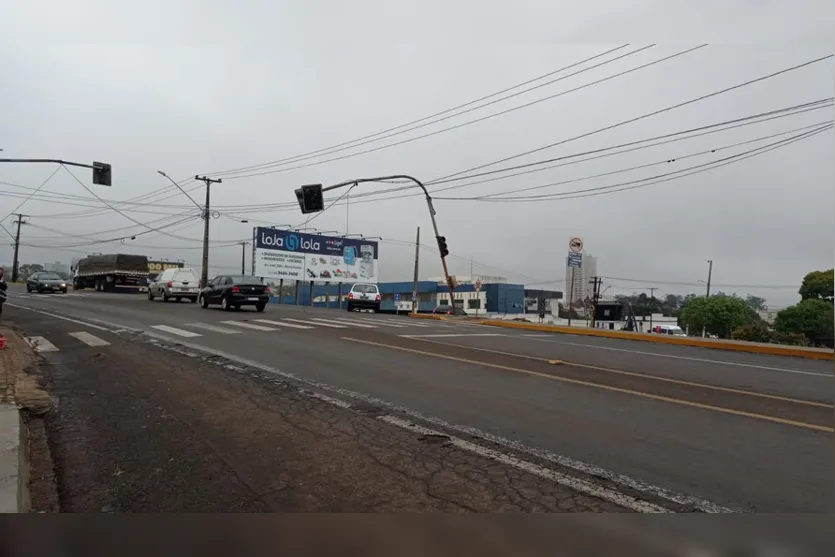 Idepplan repara semáforo atingido na Avenida Brasil