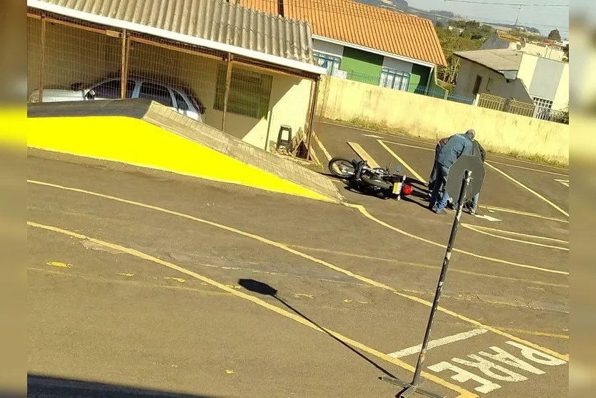 Jovem cai de moto na rampa da Ciretran e fica machucado