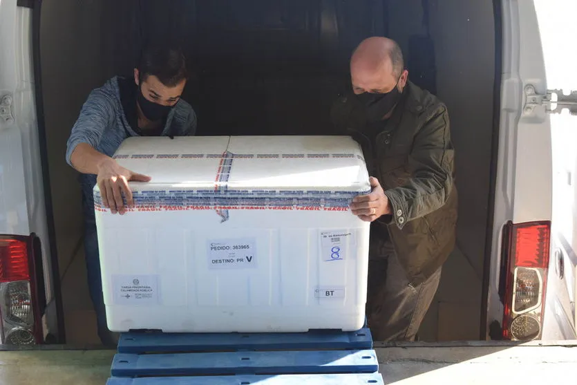 Lote com 366.300 doses de vacinas contra covid chega ao PR