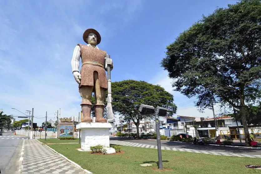 Manifestantes queimam estátua durante protesto em SP; veja