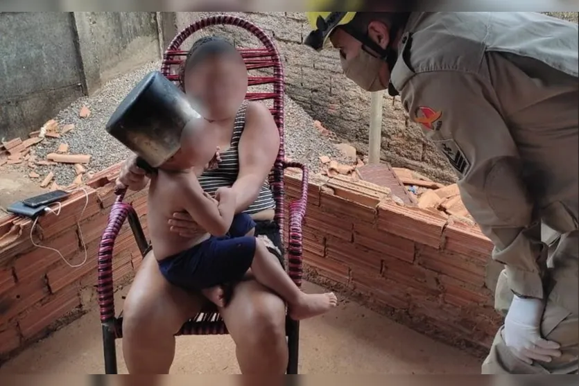 Menino de 2 anos prende cabeça em panela de pressão