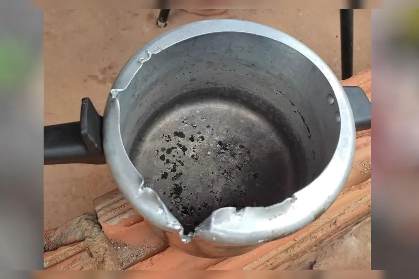 Menino de 2 anos prende cabeça em panela de pressão