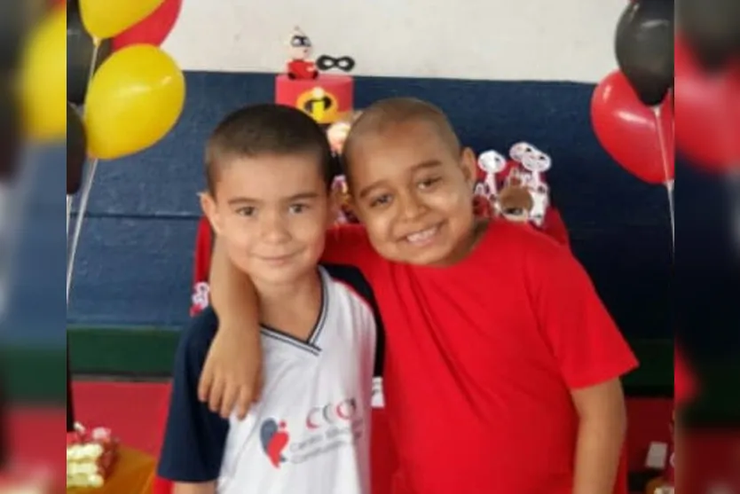 Menino raspa cabelo para homenagear amigo com câncer em MT
