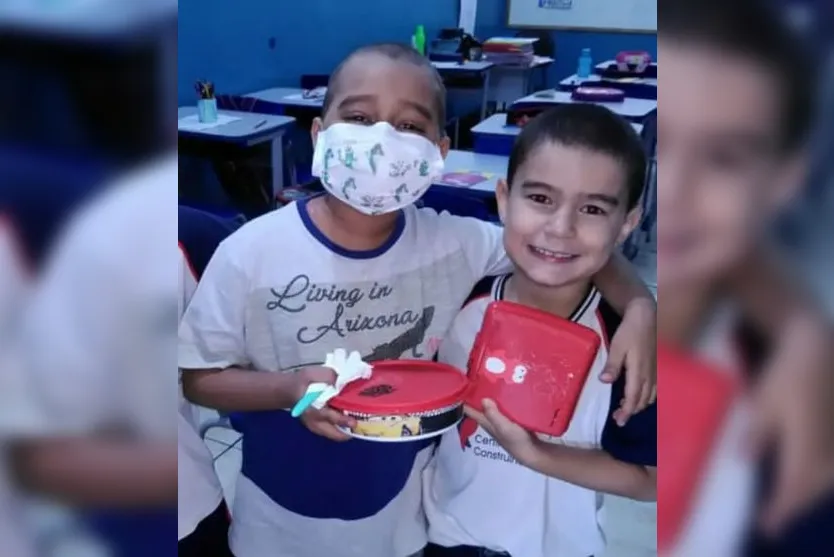 Menino raspa cabelo para homenagear amigo com câncer em MT