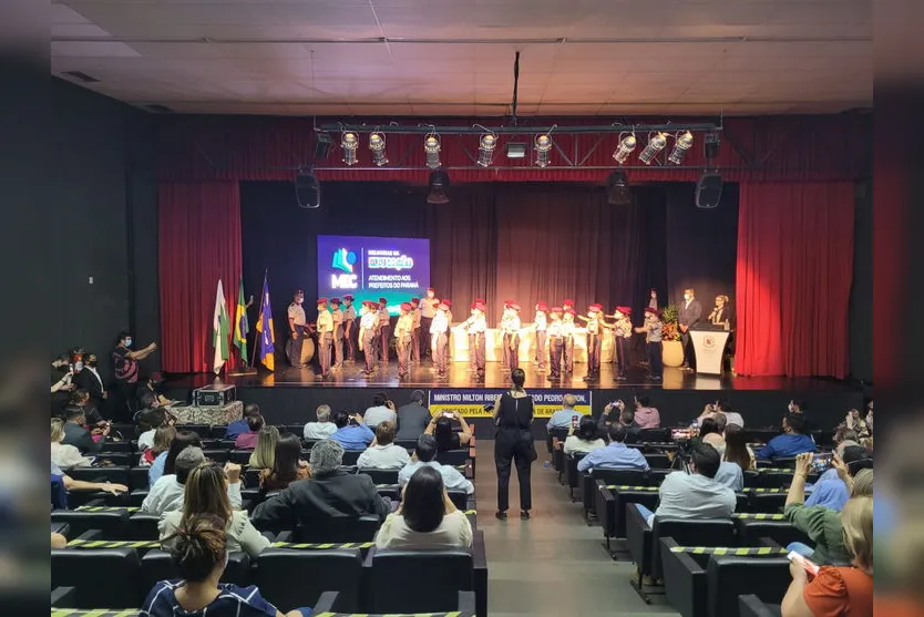 Ministro da Educação participa de reunião com prefeitos