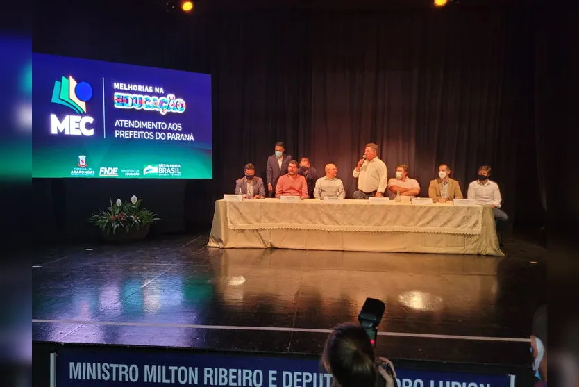 Ministro da Educação participa de reunião com prefeitos