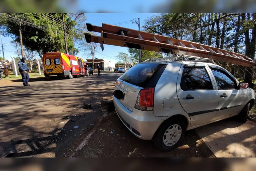 Motorista desvia de cachorros e sofre acidente em Apucarana