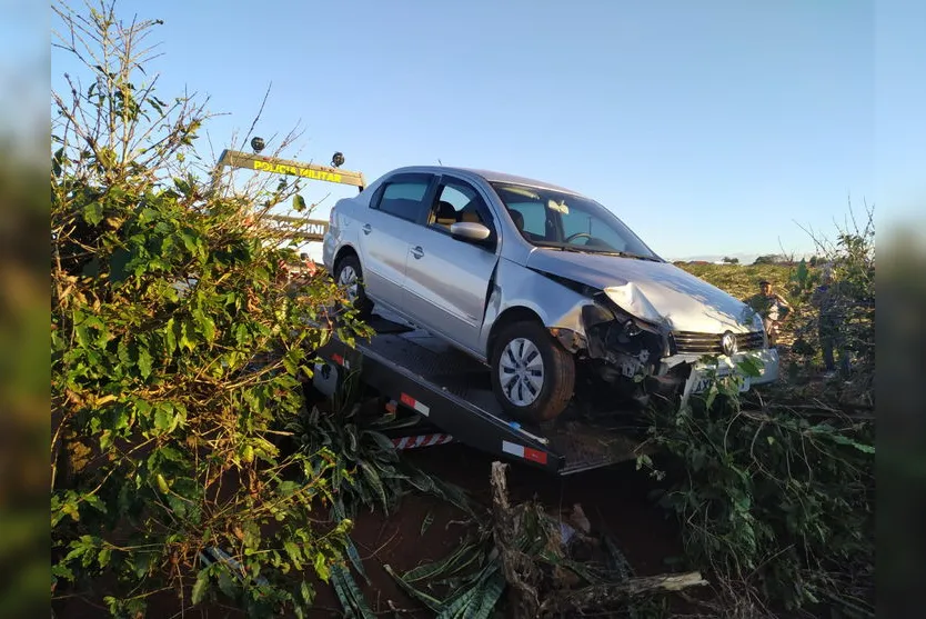 Motorista é preso após bater em carro de professora