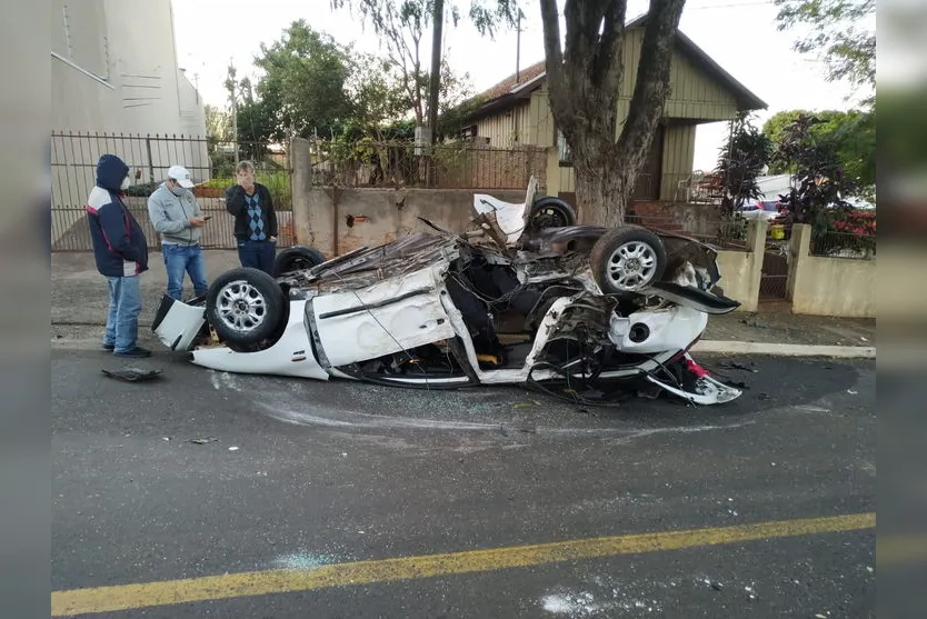 Motorista embriagado bate carro em árvore e capota