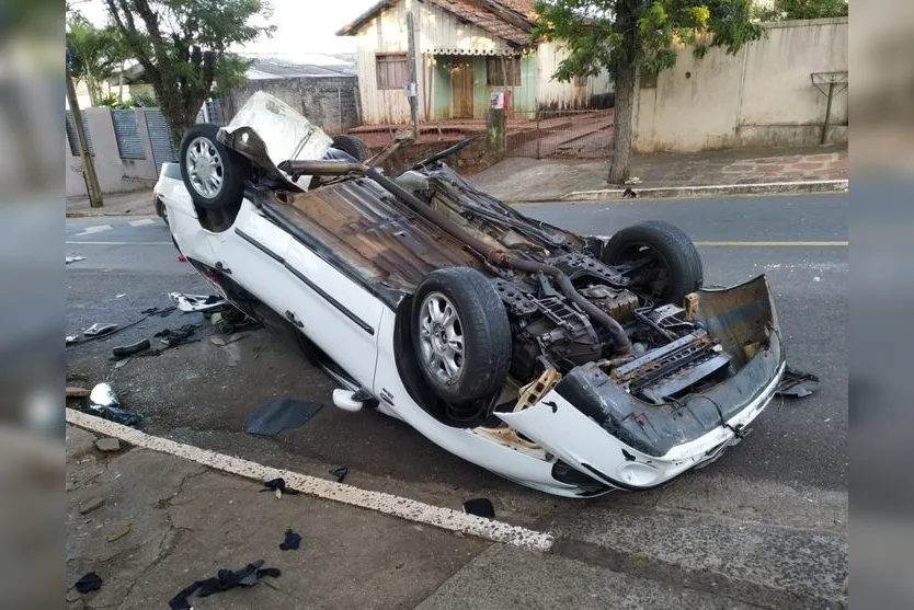 Motorista embriagado bate carro em árvore e capota