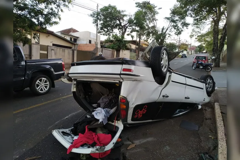 Motorista embriagado bate carro em árvore e capota