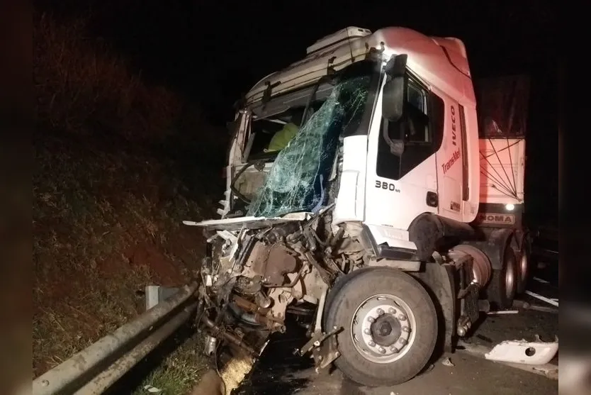 Motorista fica ferido em colisão entre caminhões na BR-376