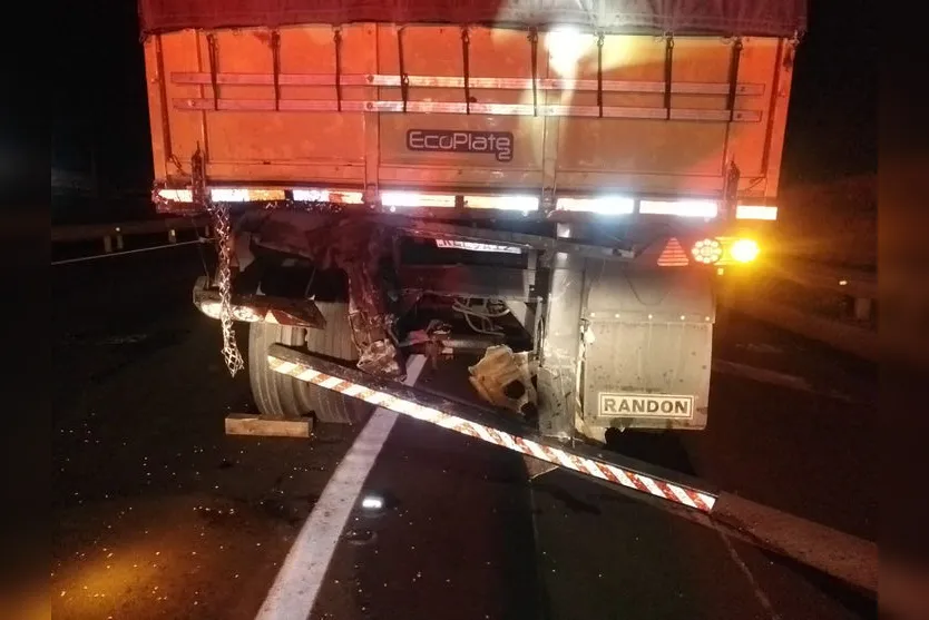 Motorista fica ferido em colisão entre caminhões na BR-376