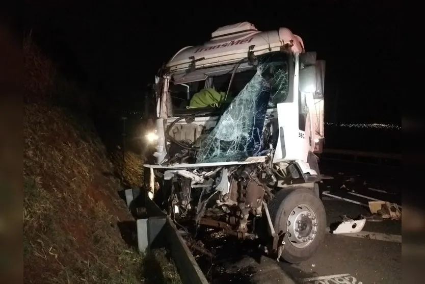 Motorista fica ferido em colisão entre caminhões na BR-376