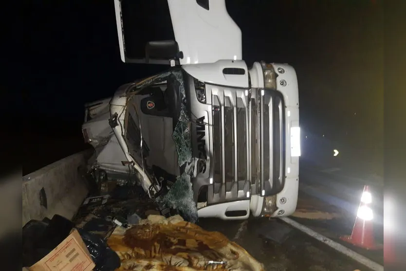 Motorista morre em acidente na BR-376 e carga é saqueada