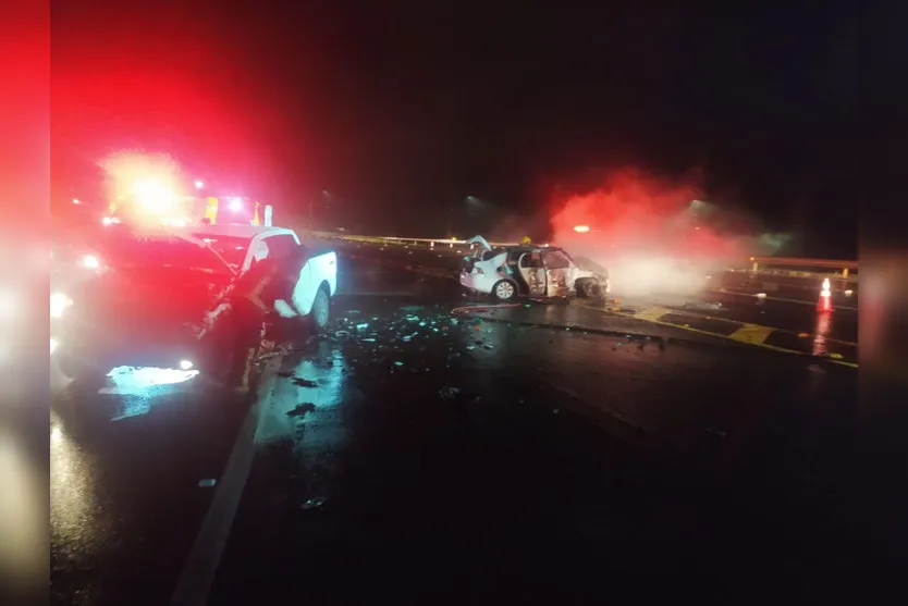 Motorista salva mulher de carro em chamas na BR-376; VEJA