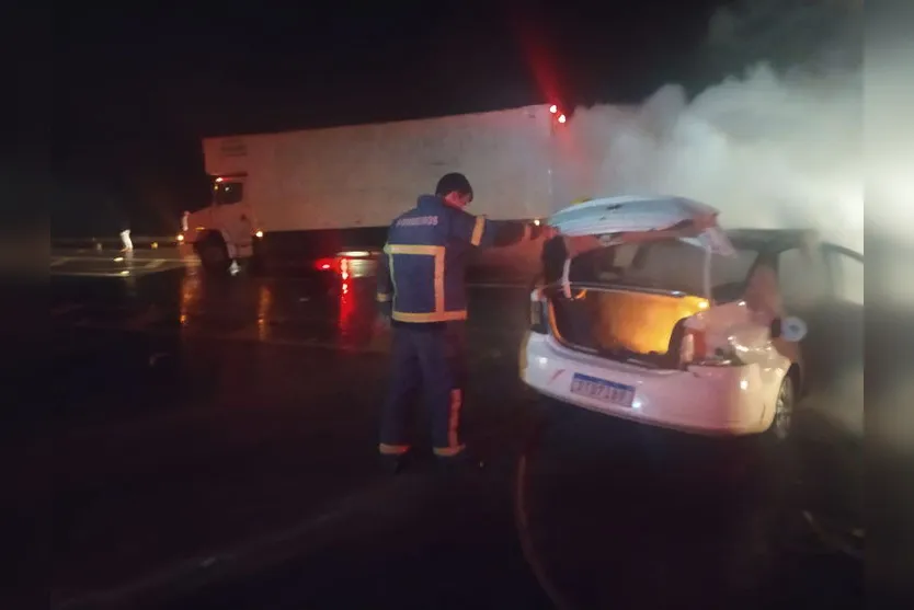Motorista salva mulher de carro em chamas na BR-376; VEJA