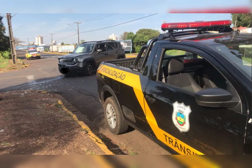 Motoristas se envolvem em acidente na Avenida Brasil