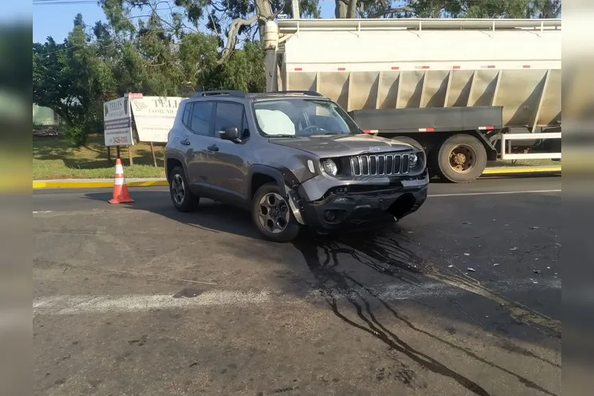 Motoristas se envolvem em acidente na Avenida Brasil