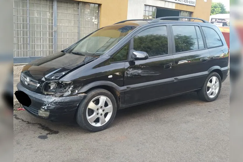 Motoristas se envolvem em acidente na Avenida Brasil